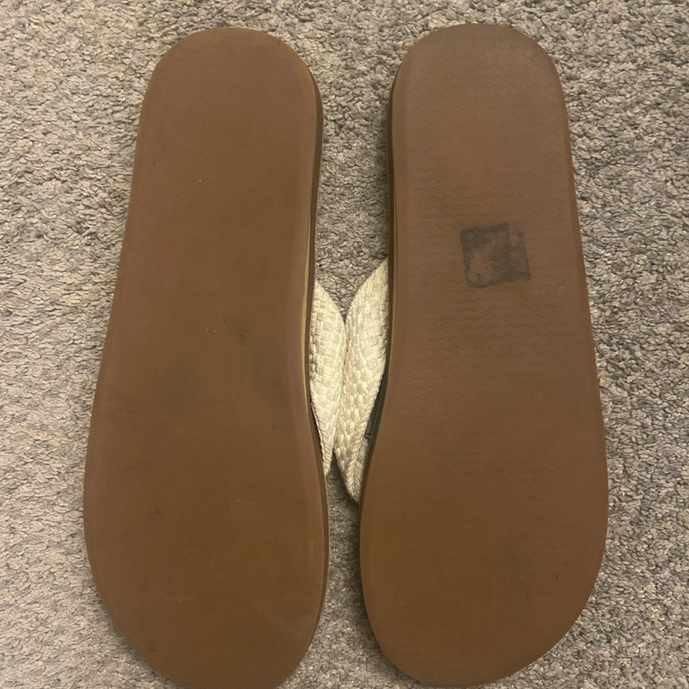 Vineyard Vines Flip Flops